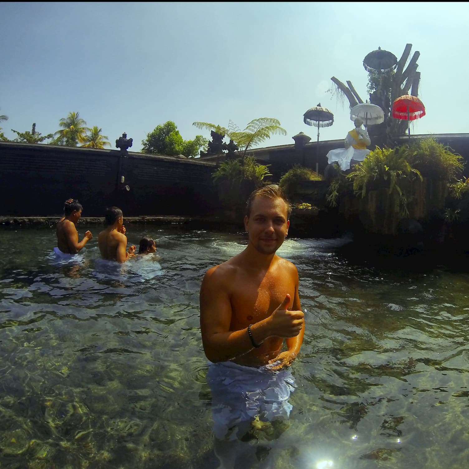 Rensade min kropp på synder vid en undervattenskälla i ett tempel på Lombok, strax utanför Bali
